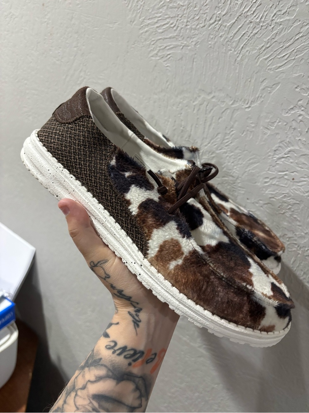 Hey Dude Wendy Tartan Cow Print Slip On Loafers Brown White Faux Fur Womens 10 - Picture 2 of 6